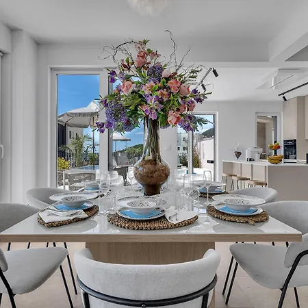 Azure Del Mar -with Heated Pool- Vila *